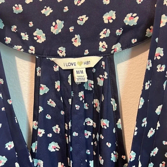 I love h81 forever 21 navy silky floral print top women’s medium - Picture 2 of 6